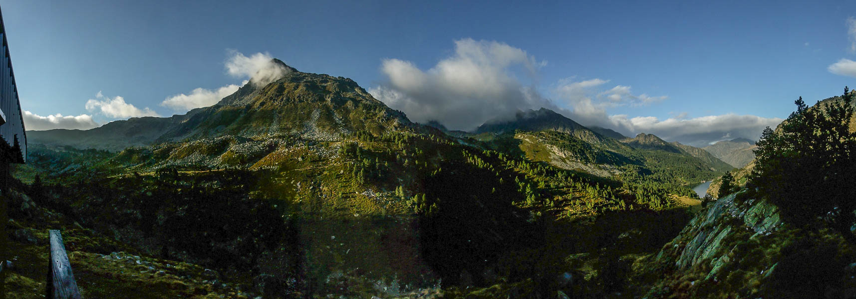 Lumière matinale sur le pic Pedros et la vallée des Bésines depuis le refuge