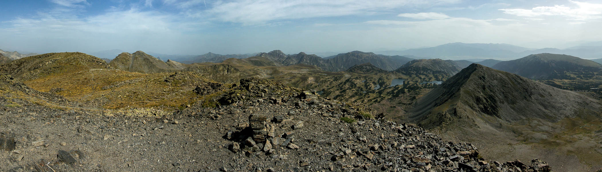 Sommet du pic Péric : vue est, Petit Péric et lacs de Camporells