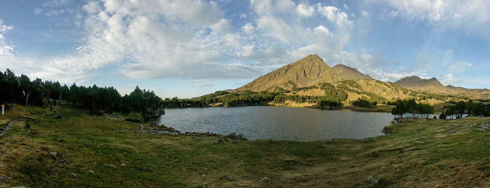 Lac de Camporells et pic Péric depuis le refuge à l'aube