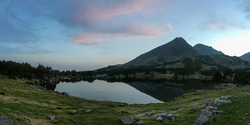 Lac de Camporells et pic Péric depuis le refuge au crépuscule