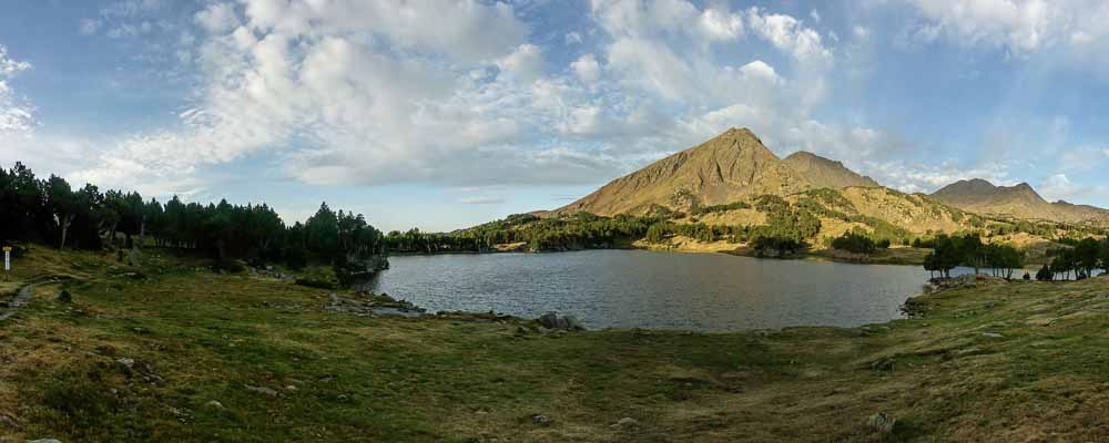 Lac de Camporells et pic Péric depuis le refuge à l'aube