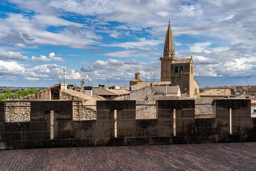 Palais royal d'Olite : créneaux, église San Pedro