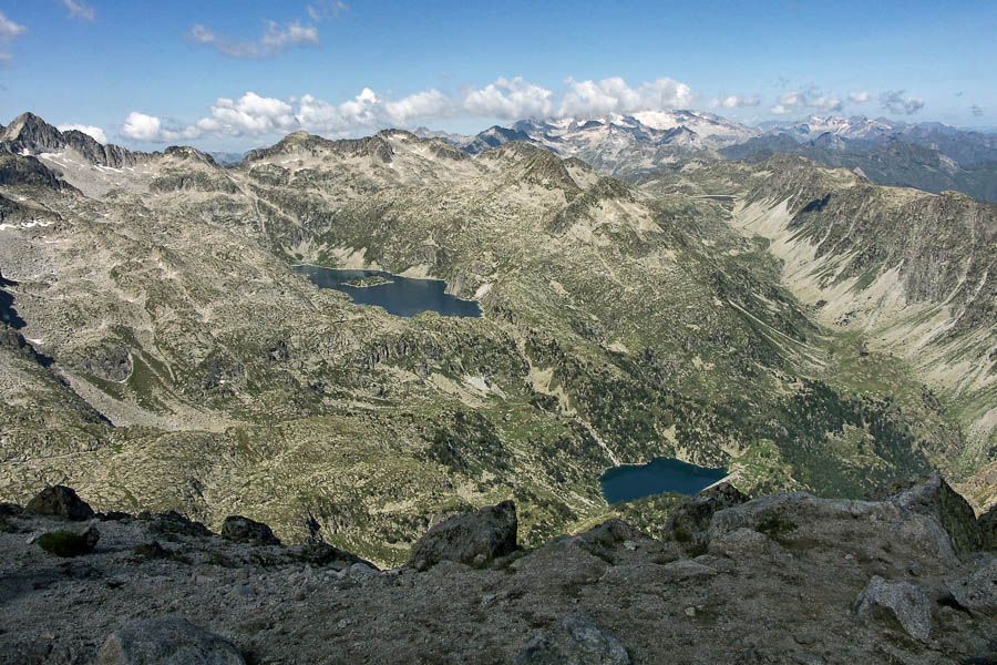 Sommet du Montardo, estany de Mar, estany de Rius et estany de la Restanca, massif de la Maladeta