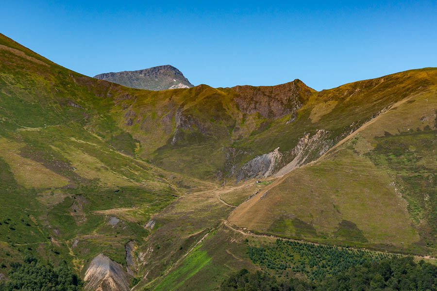 Cabane et col de l'Arech vus depuis la cabane de Besset, 1540 m, au fond pic de Serre-Haute, 2713 m