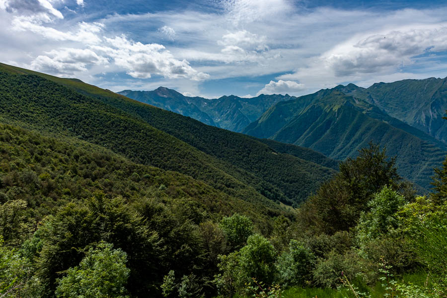 Col de la Serre-du-Cot, 1546 m, au loin le mont Rouch, 2868 m