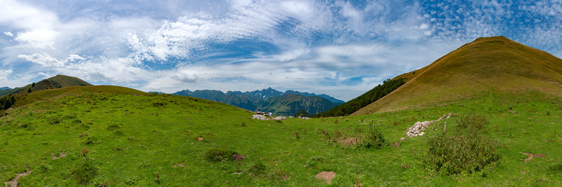 Col de la Serre-du-Cot, 1546 m, au loin le Valier