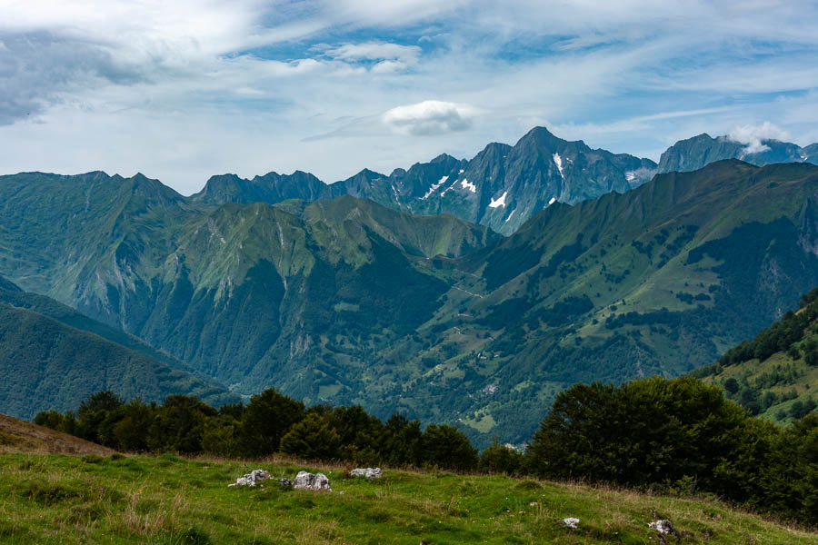 Col de la Serre-du-Cot, 1546 m, au loin le Valier