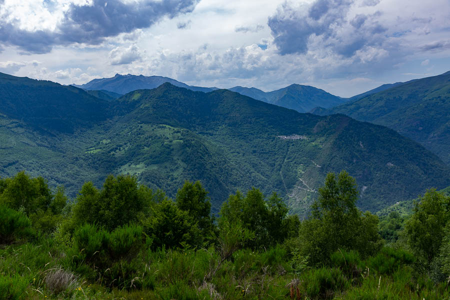 Col de Grail, 1485 m, et au loin massif de Bassiès