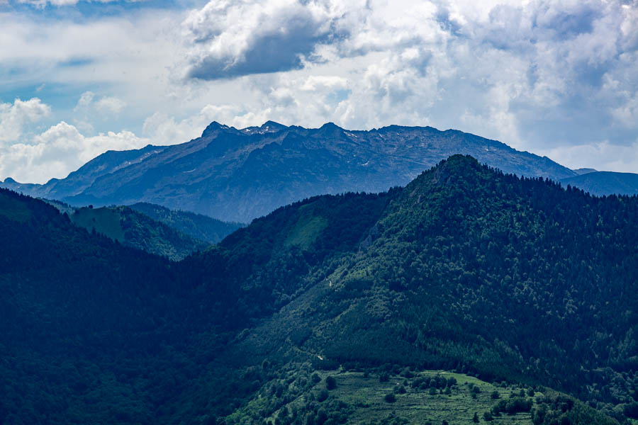 Col de Grail, 1485 m, et Lercoul, 1150 m, au loin massif de Bassiès