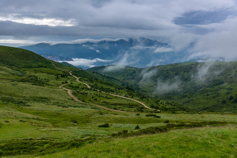 Piste et vallée sous le col du Sasc