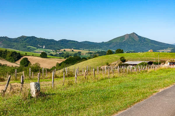 Près de la borne 63 : vue vers le col de Lizarrieta