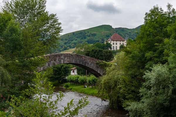 Saint-Étienne-de-Baïgorry, 156 m : pont romain et château