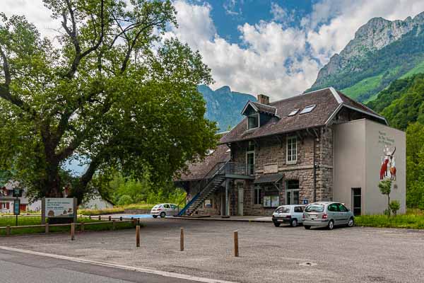 Maison du Parc national des Pyrénées dans l'ancienne gare d'Etsaut, 615 m