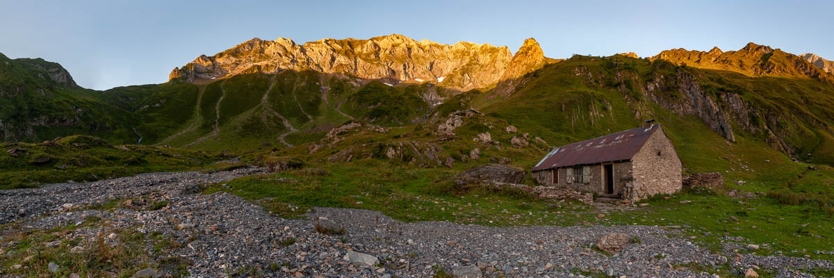 Cabane d'Aula, 1550 m, et les Cuns d'Aula au lever du soleil