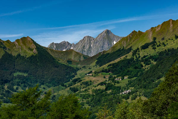 En montant vers Rouze : vue ouest, au loin le col de Pause et le Valier