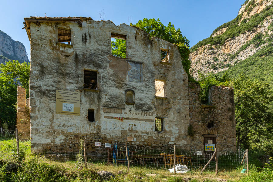 Sant Aniol d'Aguja, 445 m : refuge en ruines
