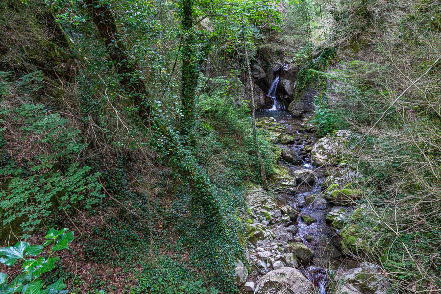 Torrent dans une gorge au-dessus de Beget