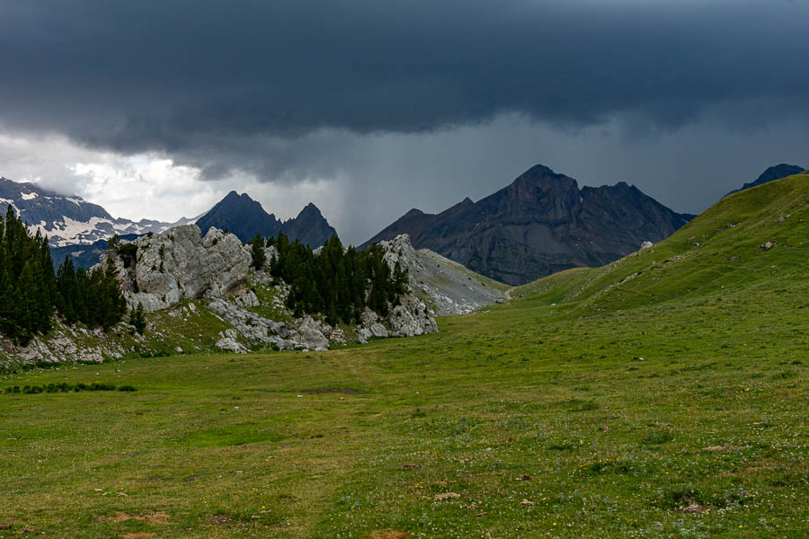 Ciel d'orage sous le col de Petramula, pico de Pineta, 2867 m, pico Blanco, 2828 m