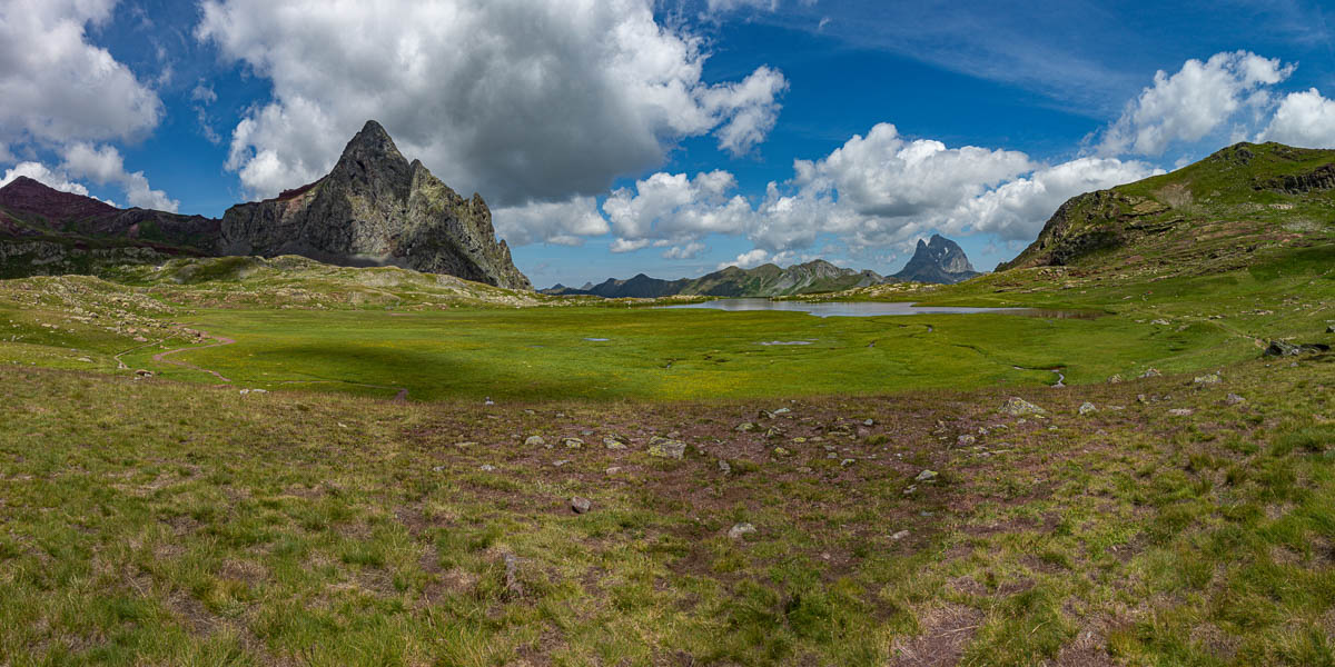 Lac d'Anayet, 2220 m, pic du Midi d'Ossau, 2884 m