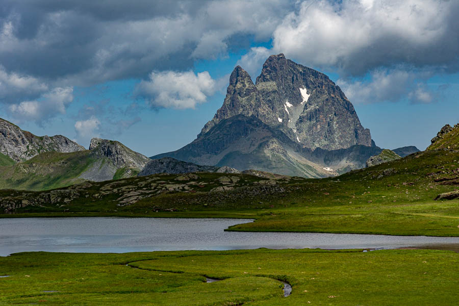 Lac d'Anayet, 2220 m, pic du Midi d'Ossau, 2884 m