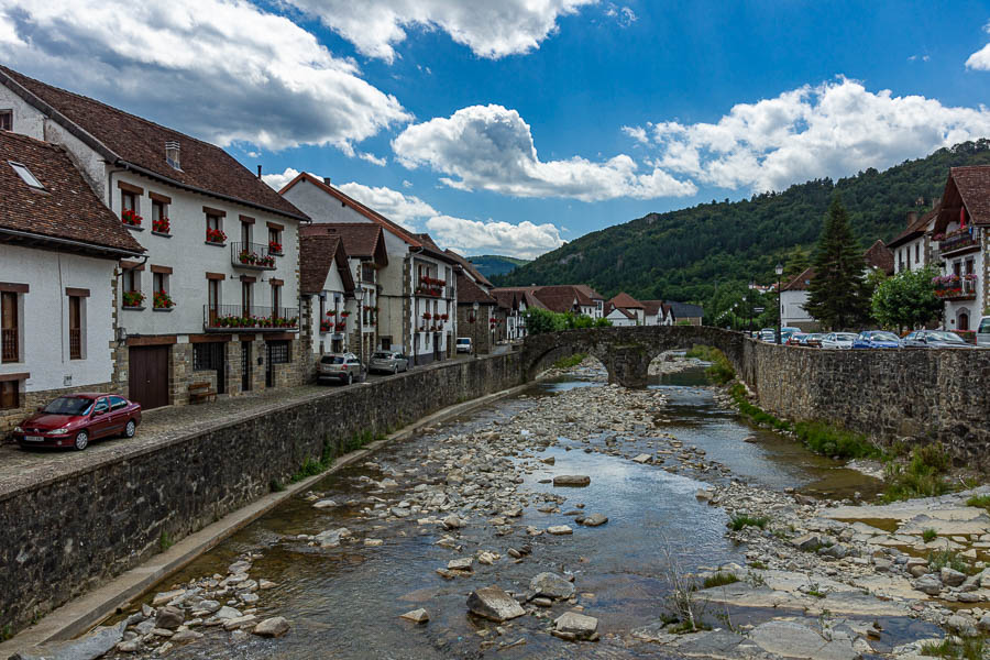 Ochagavía, 745 m : vieux pont