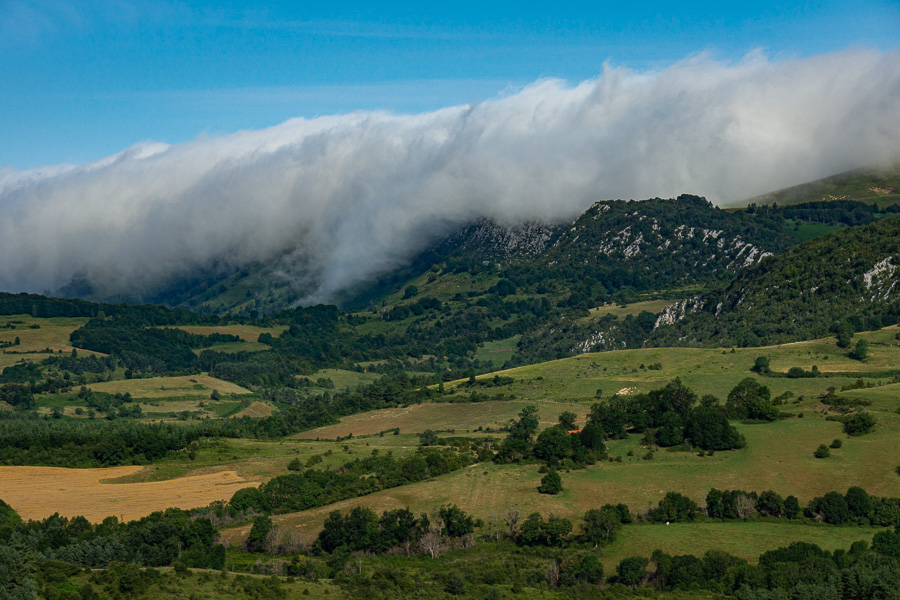 Carrefour, nuage sur la sierra de Abodi