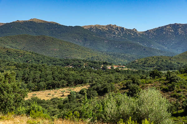 Mas Corbera et chaîne frontière des Albères