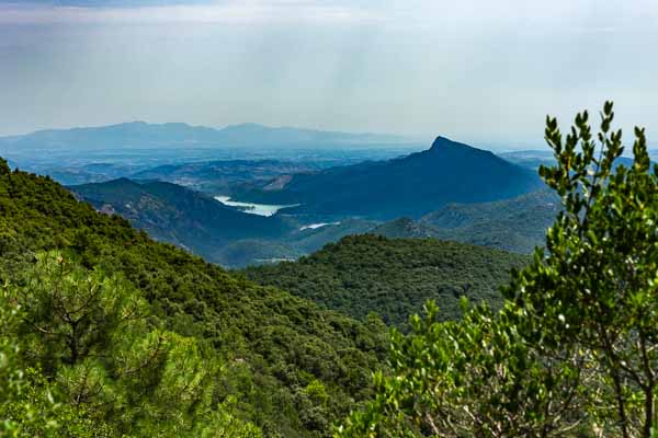 Lac de Boadella et montagne de Santa Magdalena