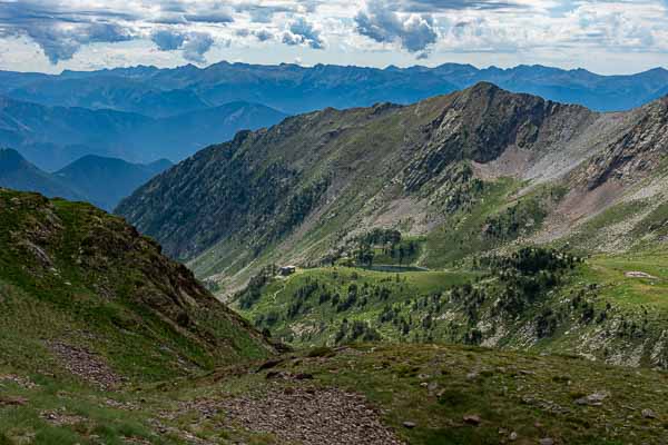 Refuge de Comapedrosa et estany de les Truites