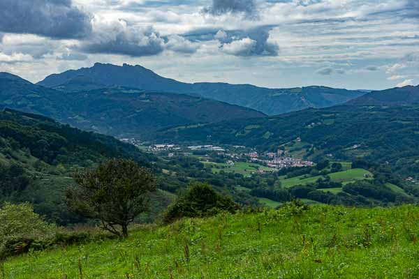 Bera, 56 m, au loin Peñas de Haya