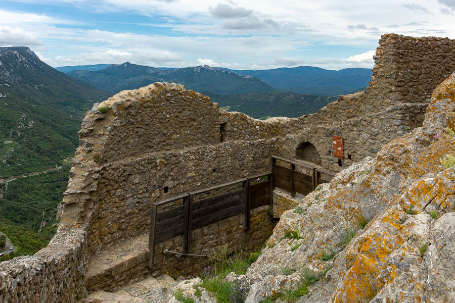 Château de Quéribus : première enceinte, entrée