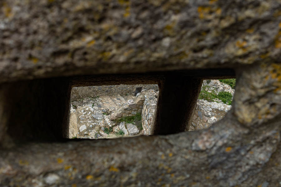 Château de Quéribus : première enceinte, canonnière