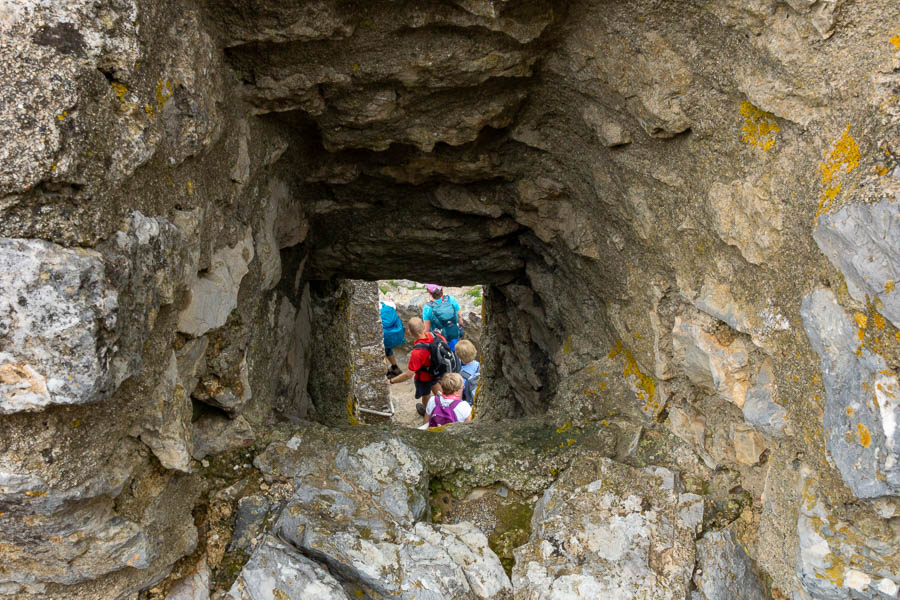 Château de Quéribus : première enceinte, canonnière