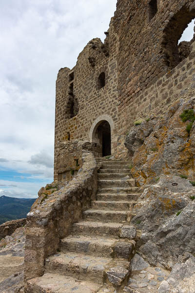 Château de Quéribus : escalier vers la 3e enceinte