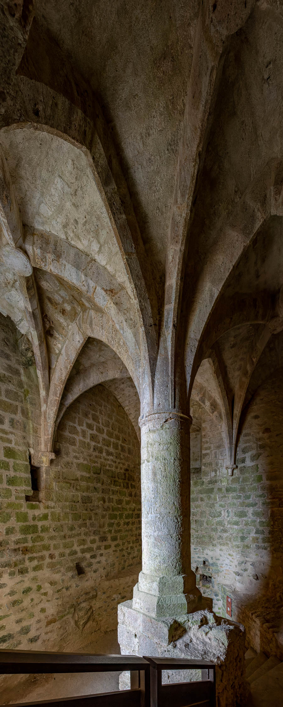 Château de Quéribus : donjon, salle du pilier