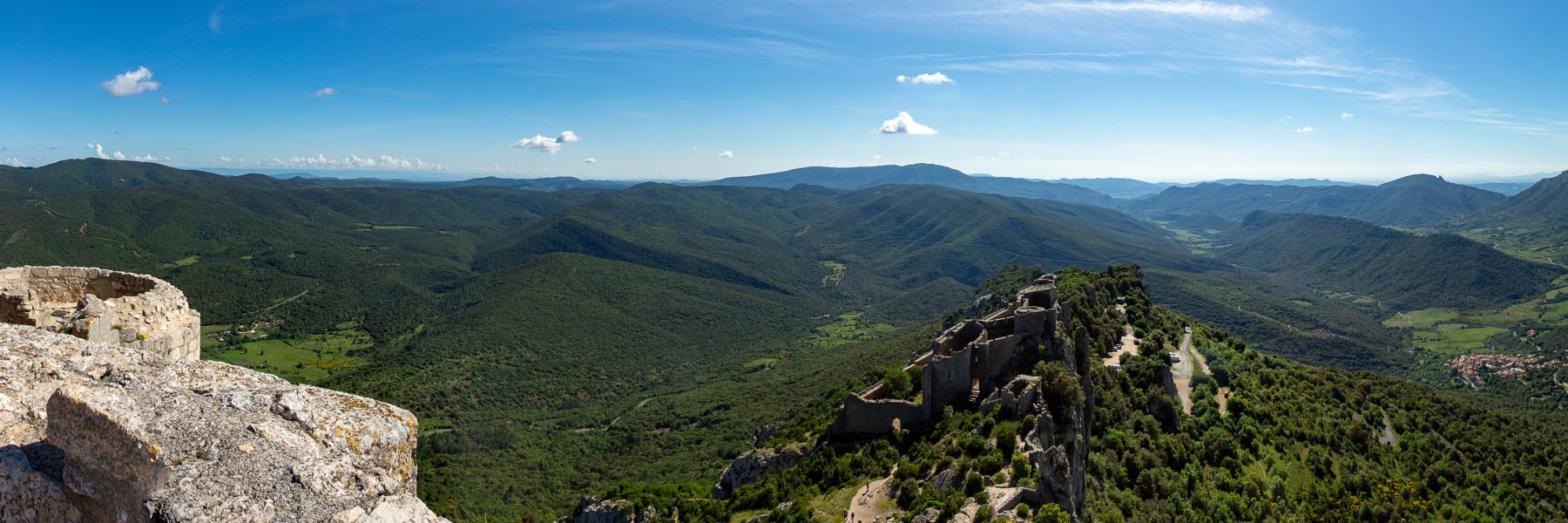 Château de Peyrepertuse : donjon Sant-Jordi, chapelle, vue est