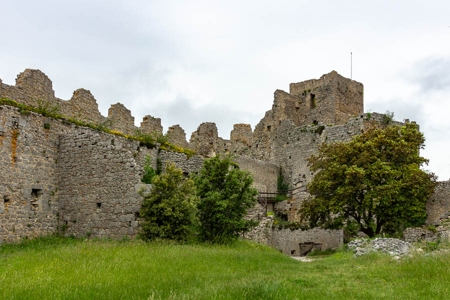 Château de Puilaurens : cour et donjon