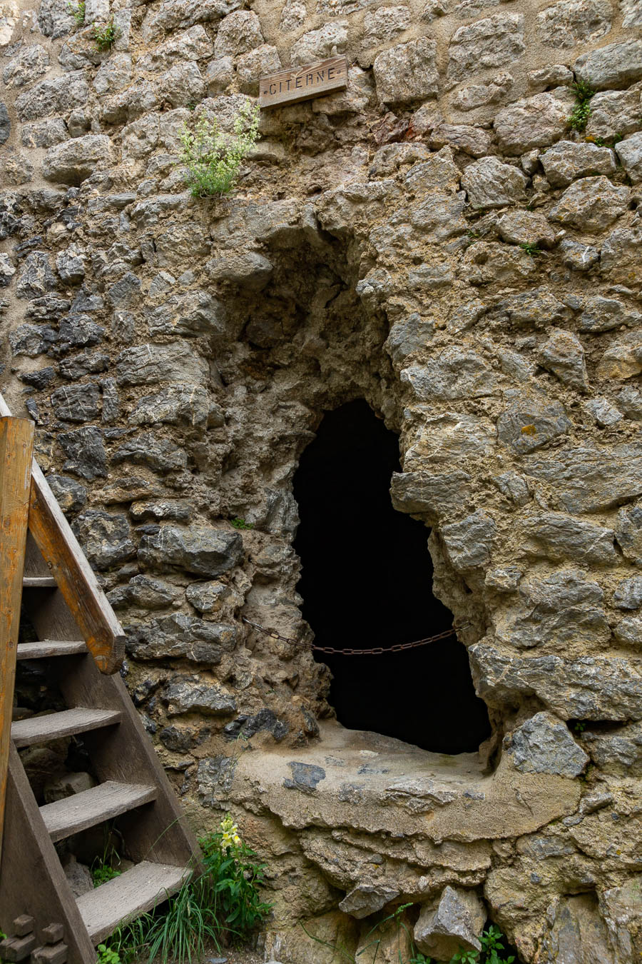 Château de Puilaurens : donjon, citerne