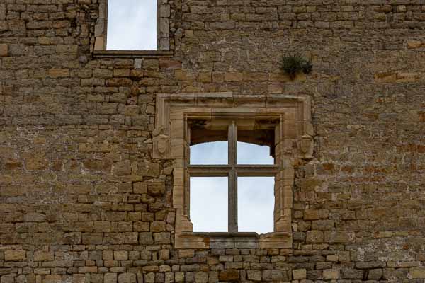 Château de Durban-Corbières :  fenêtre à meneaux