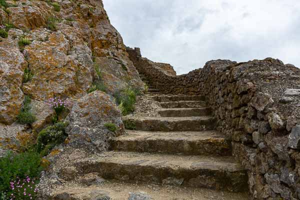 Quéribus : escalier vers la 2e enceinte