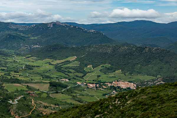 Quéribus : vue du donjon, Cucugnan et Peyrepertuse