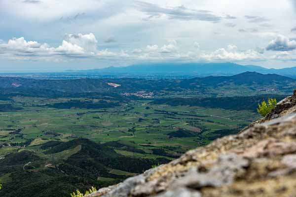 Quéribus : vue du donjon, Estagel et la mer