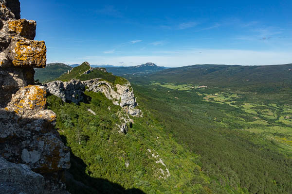 Peyrepertuse : vue ouest, pech de Bugarach