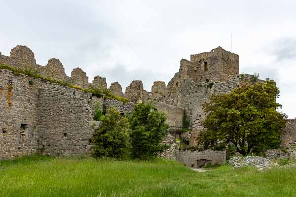 Château de Puilaurens : cour et donjon