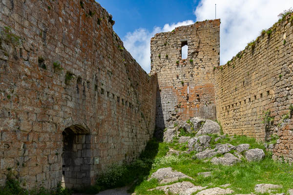 Château de Montségur : cour et donjon