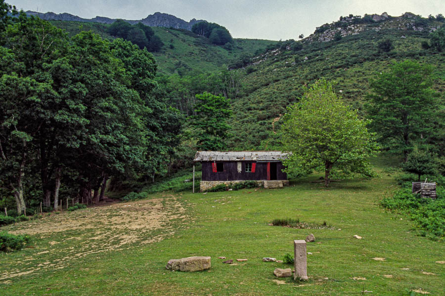 Cabane avant le col de Lizuniaga, borne 32