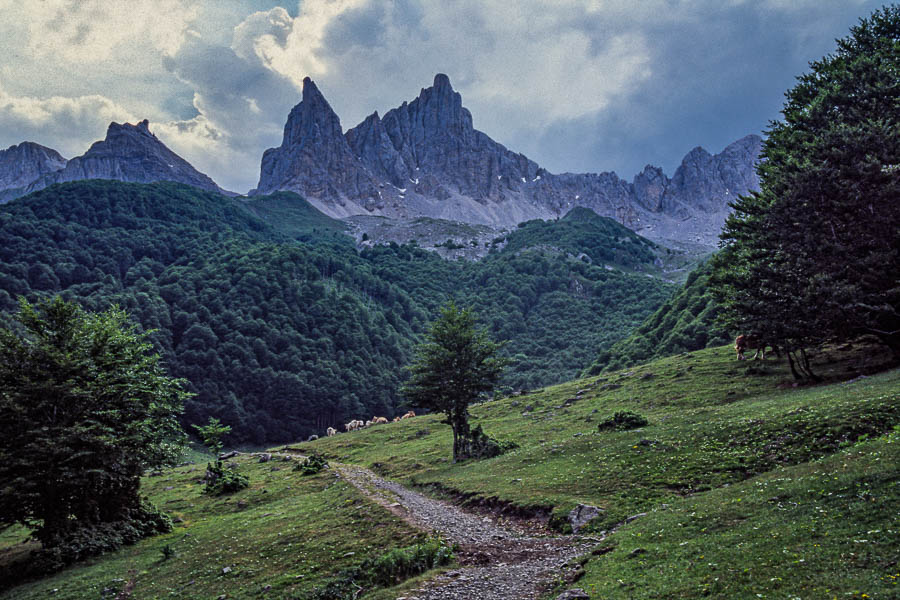 Aiguilles d'Ansabère, 2377 m, sous un ciel d'orage