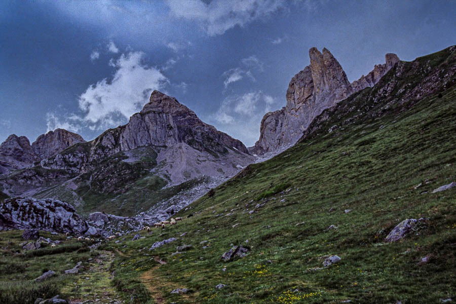 Aiguilles d'Ansabère sous un ciel d'orage