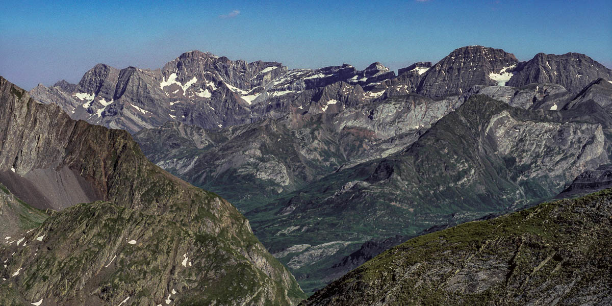 Cirque de Gavarnie depuis la hourquette d'Ossoue, 2734 m : Astazous, Marboré, Casque, brèche de Roland, Taillon