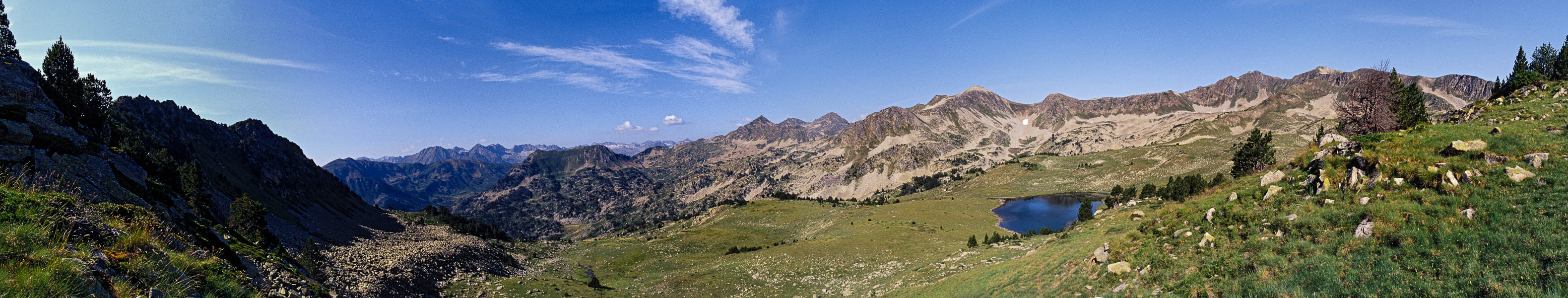 Panorama du col entre lac Rosari supérieur et lac d'Airoto